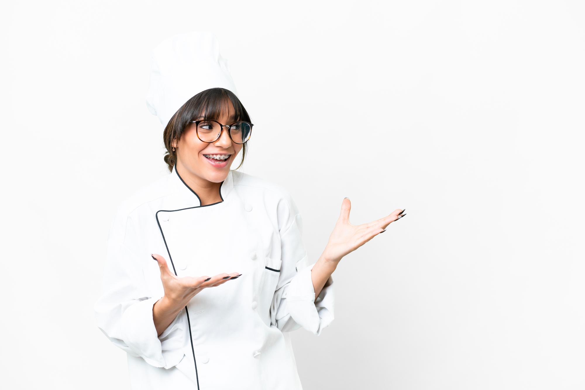 Istruttore in laboratorio che invita a partecipare